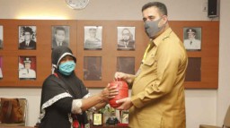 Kisah Penjual Pecel Sumbangkan Uang Umrohnya untuk Penanganan Corona