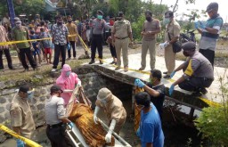 Seorang Pria Ditemukan Tewas Tersangkut Tiang Penyangga Saluran Air
