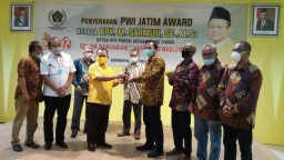 PWI Jatim Beri Penghargaan ke Tokoh Muda Golkar Sarmuji