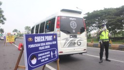 Jelang PSBB, Petugas Gabungan di Gresik Sekat Pintu Masuk
