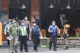 Hari Pertama PSBB, Petugas Gabungan Sidak Toko hingga Cafe di Surabaya