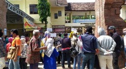 Warga Mojokerto Antre di Dispendukcapil Abaikan Physical Distancing