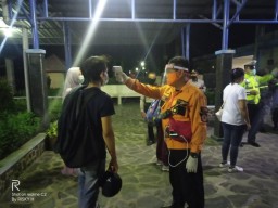Petugas Kelabakan Periksa Pekerja Migran yang Tiba di Terminal Seloaji