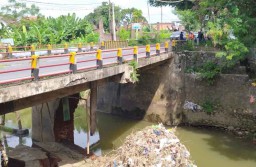 Penyangga Jembatan Kedungasem Ambrol, Jalan Nasional Probolinggo Tutup