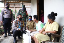 Warga Lereng Gunung Arjuno di Mojokerto Terima Sembako dari Polisi