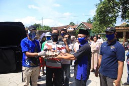 Anggota Komisi V DPR RI ini Bagi 30 Ribu Telur untuk Pedagang Asongan