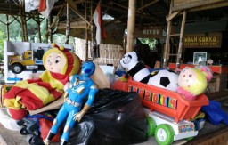 Peduli Anak, IKA Stikosa AWS dan Komunitas Cokro 'Bagi-bagi Dolenan'