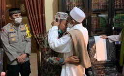 Temui Habib Umar Usai Gegeran, Petugas Trantib Dicium Keningnya