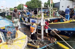 Kapal Kayu Gili Ketapang Karam, Dua ABK Selamat