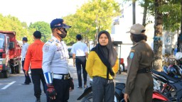 Tak Pakai Masker di Ponorogo, Pelanggar Dihukum Push Up  hingga Nyanyi