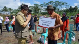 Sambut New Normal, Banyuwangi Salurkan Bansos di Destinasi Wisata