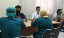 Paksa Makamkan Sendiri Jenazah Pasien Corona, 4 Orang Jadi Tersangka