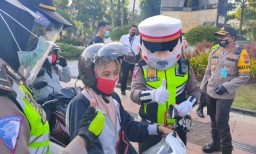 Hari Bhayangkara ke-74, Polisi Bagi Ribuan Masker dan Edukasi Warga