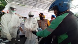 Tekan Sebaran Covid-19 di Surabaya, Polisi Gelar Rapid Test Drive Thru