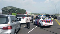 Pikap Muat Ikan Ngebut hingga Terguling di Tol Sidoarjo, 2 Orang Luka