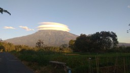 Masya Allah! Cantiknya Fenomena Gunung Lawu Bertopi Awan