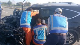 CRV Tabrak Dump Truk di Tol Gempol, 2 Orang Terjepit Dashboard Mobil
