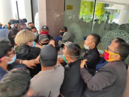 Demo Mahasiswa Unair Tuntut Diturunkannya UKT Berlangsung Ricuh