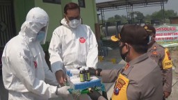 Keluarga Pasien Covid-19 di Mojokerto Terima Bantuan dari Polisi