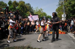 Ratusan Pekerja Seni di Surabaya Geruduk Balai Kota, Ini Tuntutannya