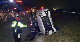 Mobil Terguling di Tol Jombang-Mojokerto, 1 Orang Tewas dan 2 Luka