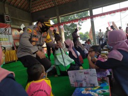 Begini Cara Polisi di Mojokerto Bantu Siswa Belajar Secara Daring