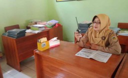 Siswa Kesulitan Belajar Daring, Guru di Madiun ini Mengajar Gunakan HT