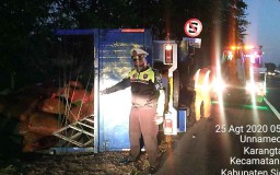 Sopir Kurang Konsentrasi, Truk Muat Cabai Terguling di Tol Sidoarjo
