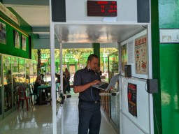 Kreatif, Guru SMP ini Bikin Bilik Pendeteksi Suhu Tubuh Otomatis