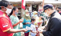 Tekan Covid-19, Bupati Anas Kembali Bagikan Masker ke Warga Banyuwangi
