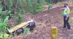 Truk Terjun ke Jurang Sedalam 8 Meter, Sopir dan Kernet Terluka