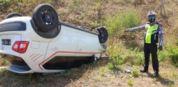 Tabrak Pikap di Tol Pandaan-Malang, Suzuki Ignis Terbalik