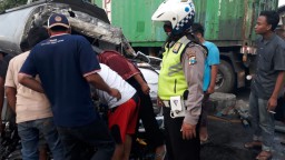Dua Truk Tabrakan hingga Ringsek, 2 Sopir Terluka