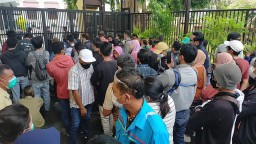 Pasca Demo Omnibus Law, Puluhan Orang Datangi Polrestabes Surabaya