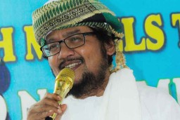 Pengasuh Ponpes Zainul Hasan Genggong KH Hasan Saiful Islam Tutup Usia