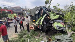 Rem Blong hingga Tabrak Pohon di Ngawi, Sopir Truk Tewas