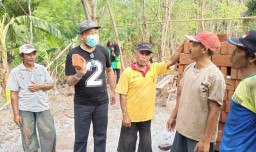 Terima Keluh Kesah Pengrajin Batu Bata, Ini Solusi Ipong Muchlissoni