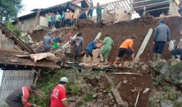 Diterjang Longsor, Sebuah Rumah di Ponorogo Rata dengan Tanah