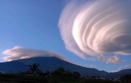 Ini Penjelasan BMKG Terkait Gunung Arjuno-Welirang Bertopi Awan