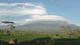 Gunung Lawu Juga Bertopi Awan Berbentuk Angin Puting Beliung