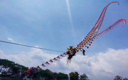 Meriahnya Festival Layang-layang Hias di Langit Kota Batu