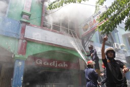 Kebakaran di Pasar Larangan Sidoarjo, Seorang Petugas PMK Terluka