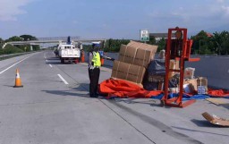 Truk Muat Mesin ATM Terguling di Tol Gempas, Sopir Terluka
