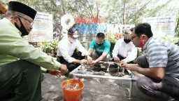 Tanam Cemara Udang di Bangsring, Bupati Anas: Pulihkan Ekonomi Wisata