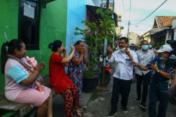 Perkuat Ikatan Emosional, Mujiaman Jalan Kaki Sapa Warga Rungkut