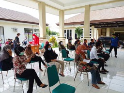 Petugas KPPS dan Linmas se Kota Pasuruan Jalani Rapid Test