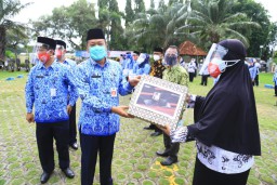 Guru Tidak Tetap yang Naik Angkutan Sayur ke Sekolah Dapat Penghargaan