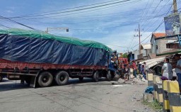 Rem Blong, Truk Tronton Tabrak Dua Kendaraan hingga Rumah Warga