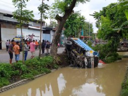 Dump Truk Muat Semen Terjun ke Sungai di Ponorogo, Sopir Terjepit