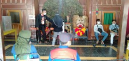 Petugas di TPS ini Kenakan Penadon dan Pasang Dadak Reog